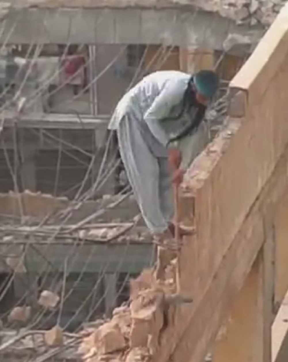 Luđe rušenje zgrade niste videli! (VIDEO)