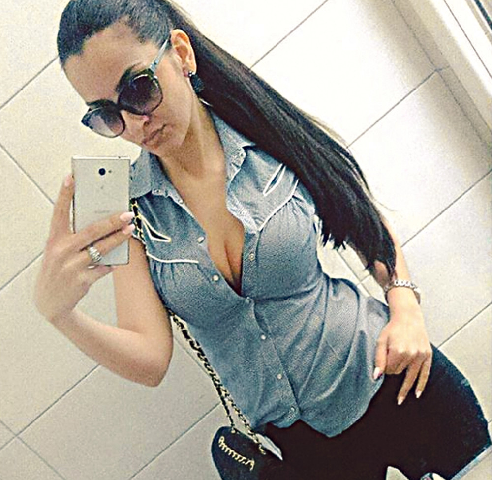 SPS starleta zabušava na poslu!