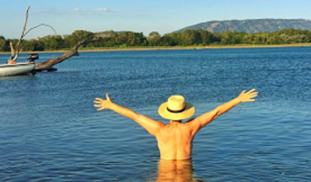 Potpuno gola Mira Karanović (FOTO)