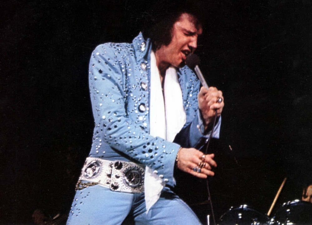 Elvis je živ i glumio je u "Sam u kući"?! (VIDEO)