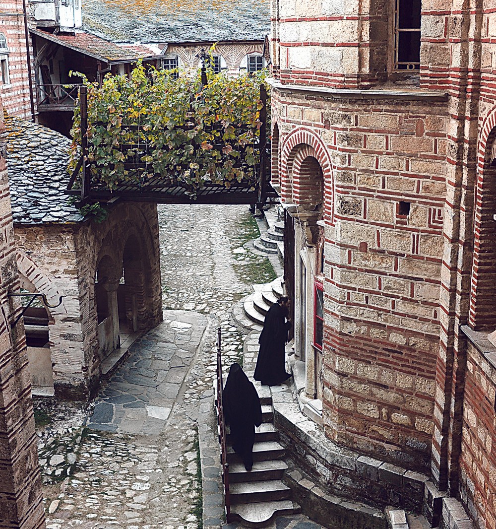 Hramovi postaju kafane i teretane!