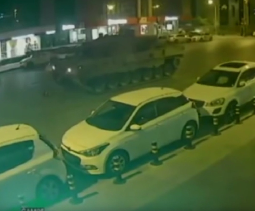 Za vreme puča pregazila ga dva tenka! (VIDEO)