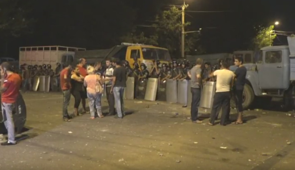 Policija šok-bombama udarila na demonstrante