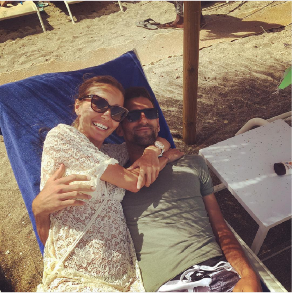 Opuštaju se samo tako! Jeci sevnula noga, a evo šta Novak radi! Ljudi, oni tamo uživaju! (FOTO)