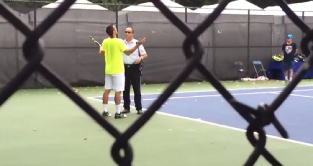 Policajac oterao Troickog sa terena! (VIDEO)