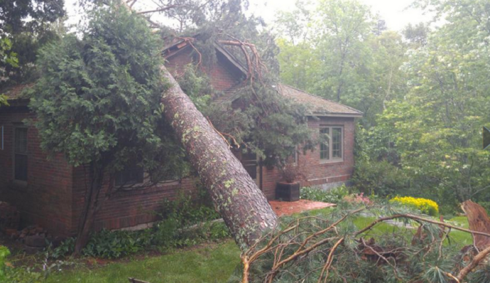 Dvoje poginulo u oluji