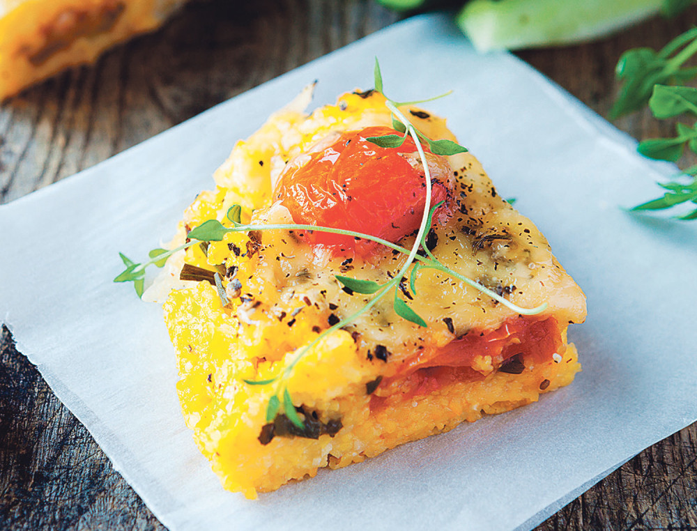 Nešto lagano, a tako primamljivo: Zapečena palenta sa sirom i jogurtom