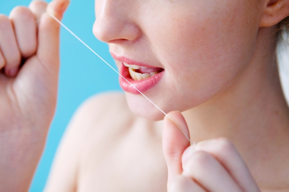 Da li pravilno koristite konac za zube?