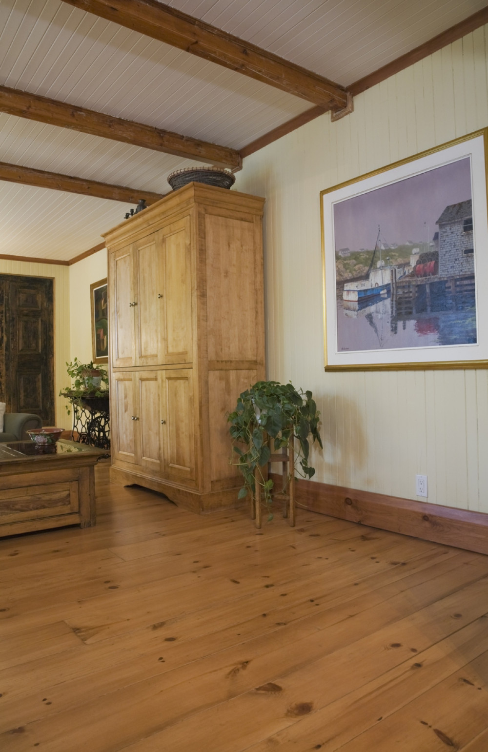 Rumun kupio kredenac, pa počeo da viče, baba i on se uplašili i odmah zvali policiju! Usledila je velika nagrada!