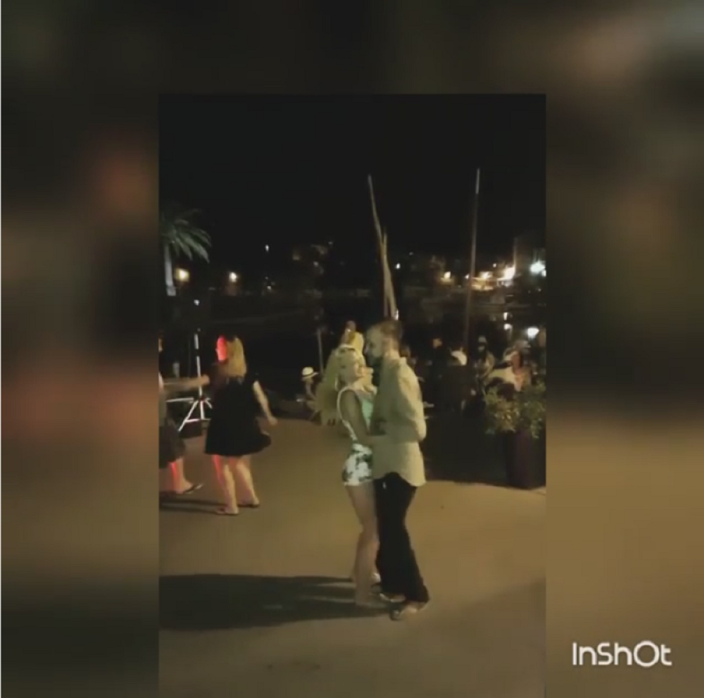 Milica Todorović plesala sa dečkom na sred ulice (VIDEO)