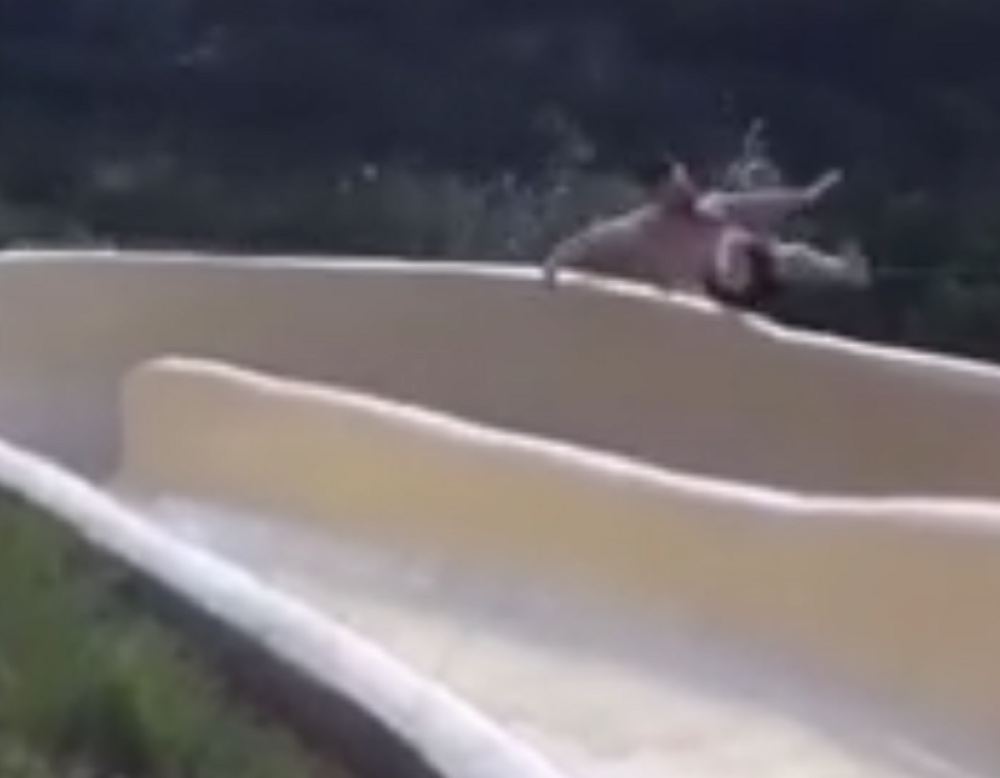 Ispao s tobogana na bazenu (VIDEO)