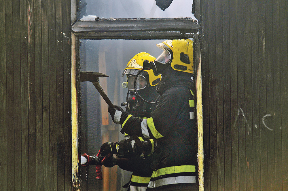 Usijani limeni krov priklještio vatrogasca