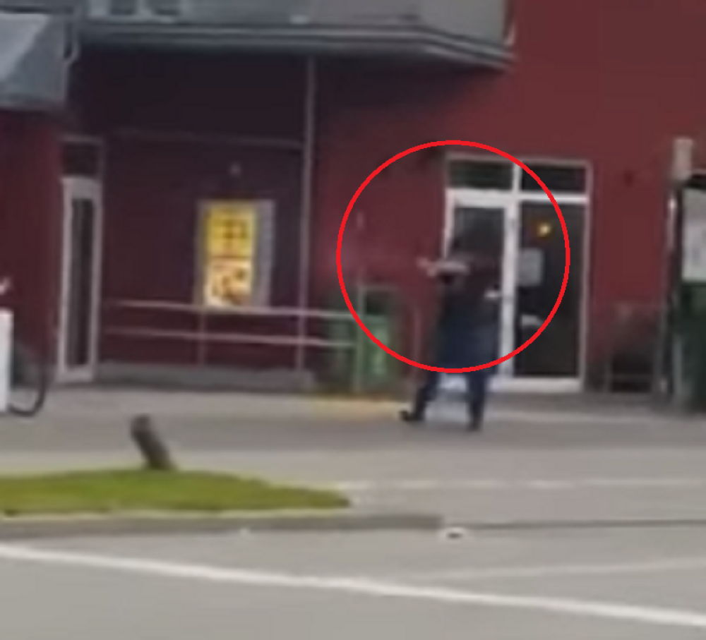 Izvadio pištolj na ulici i počeo da seje smrt (VIDEO)