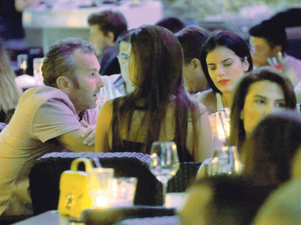 Dejo izveo porodicu na večeru