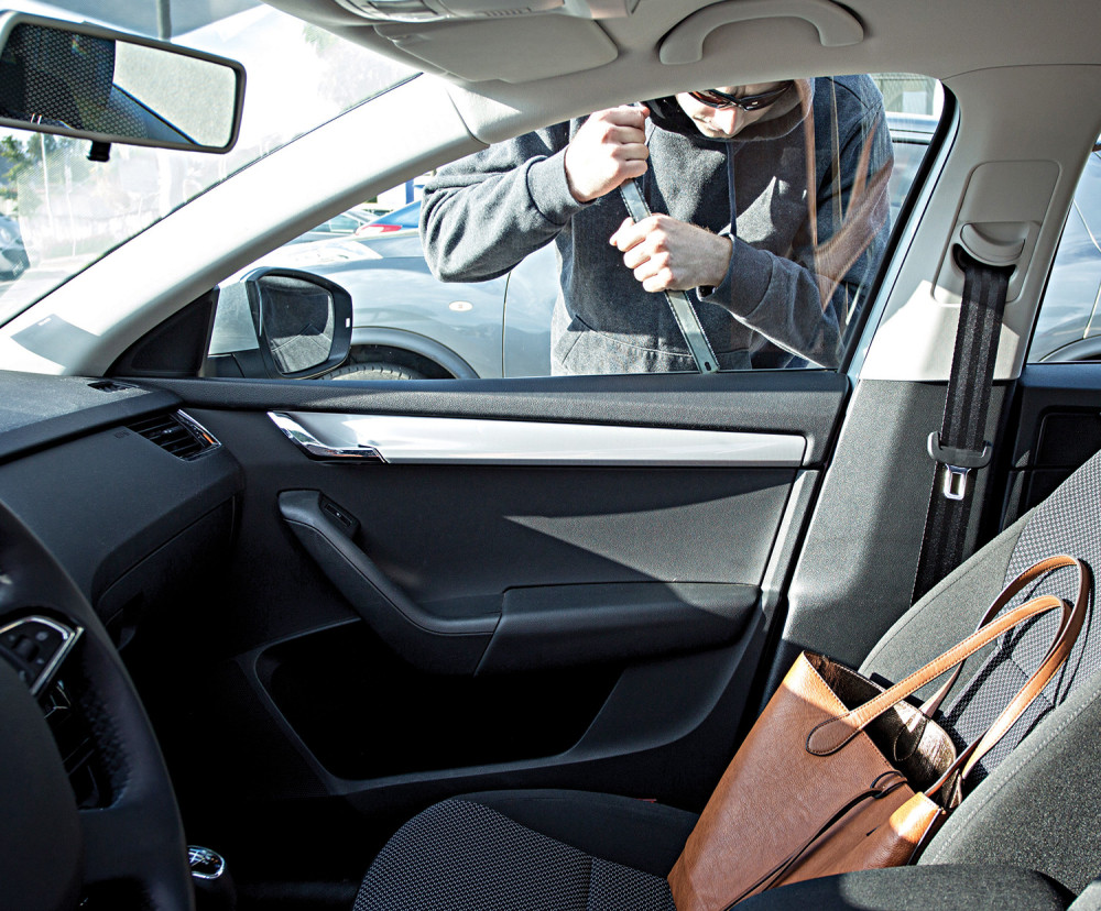 Lopovi obili auto ispred prodavnice i uzeli torbu