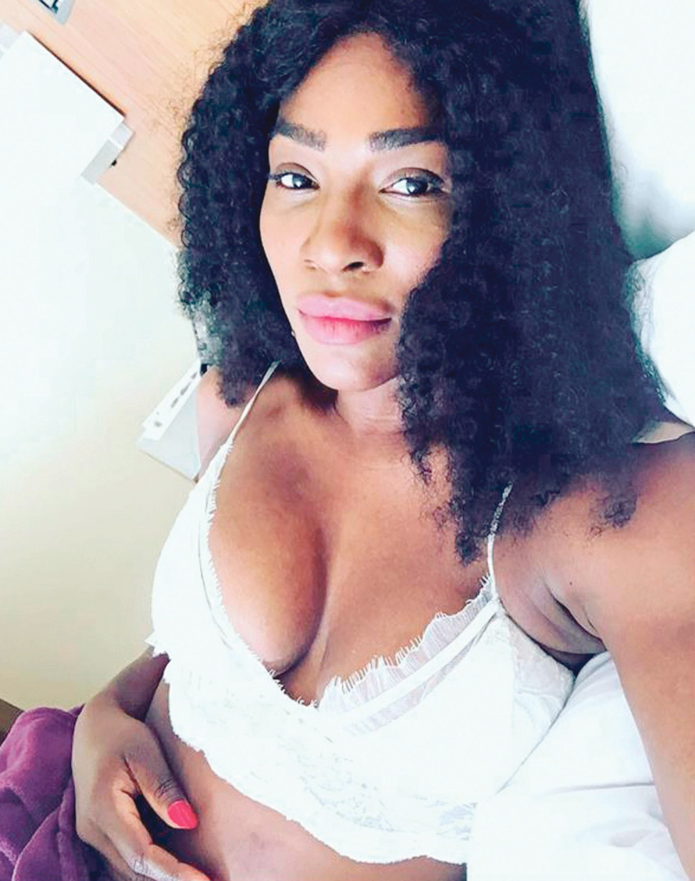 Serena mami grudima!