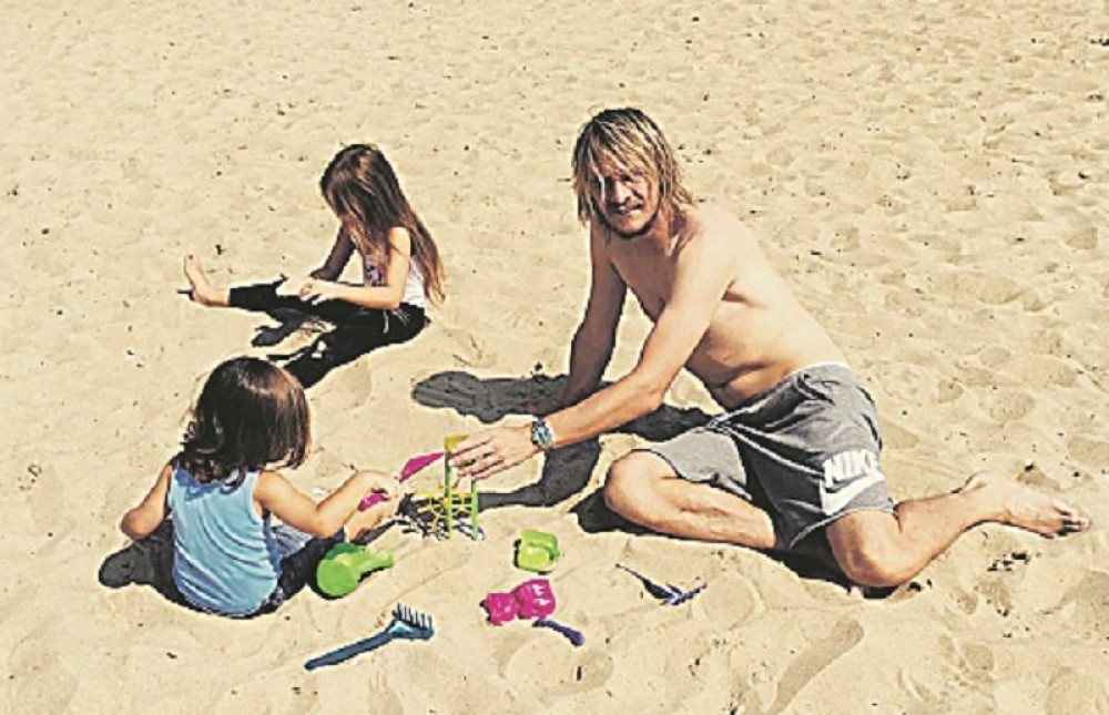 Krasić podetinjio sa ćerkama na plaži