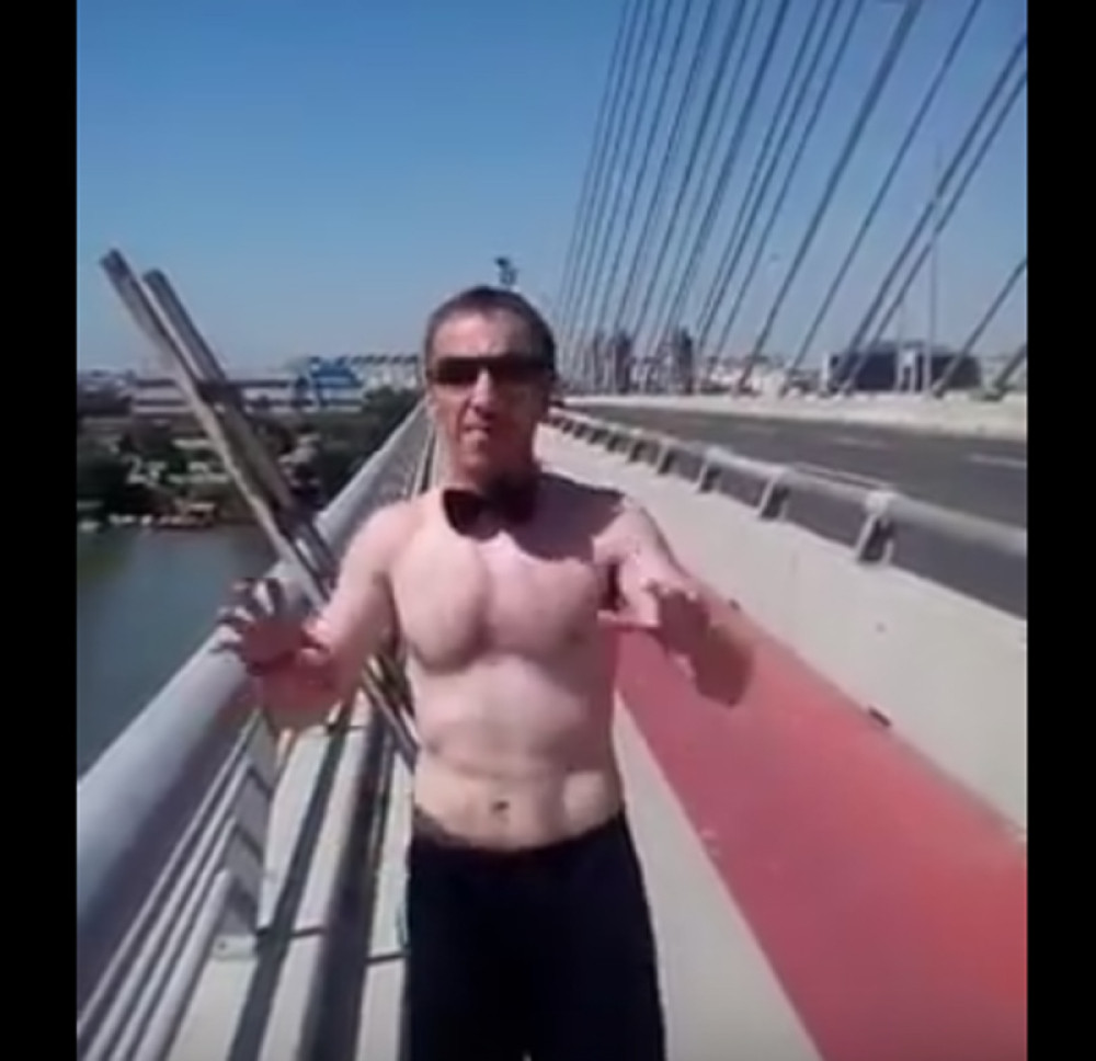 Stavio leptir mašnu pa skočio sa mosta na Adi (VIDEO)