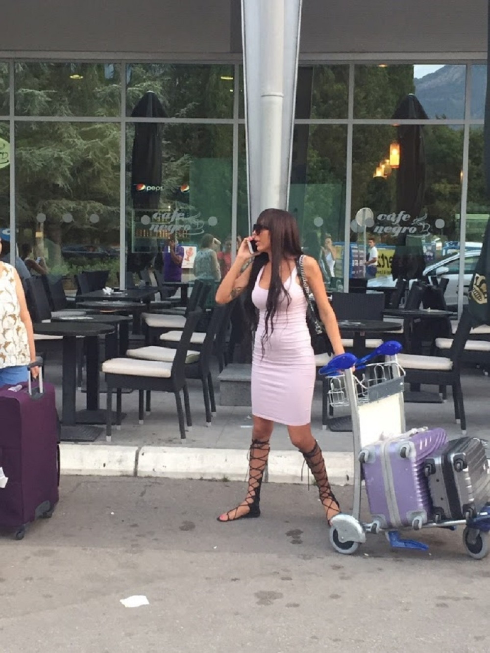 Ajfonka se sama muči s koferima (VIDEO)