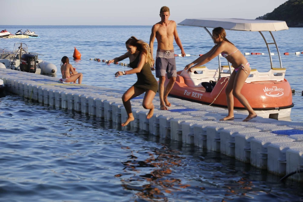 Pevačicu deca gurnula u more!