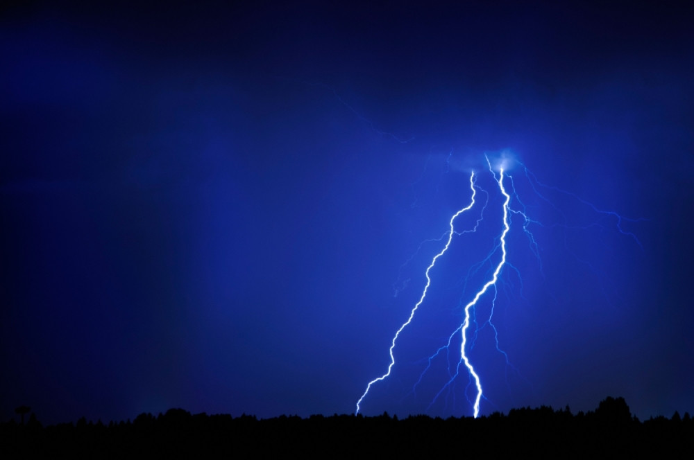 Nezapamćeno nevreme pogodilo jadransku obalu, munje tukle dva sata, vetar nosio SVE PRED SOBOM!