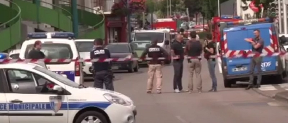 Pucnjava kod džamije! Ima ranjenih! Napadač u bekstvu! (FOTO)