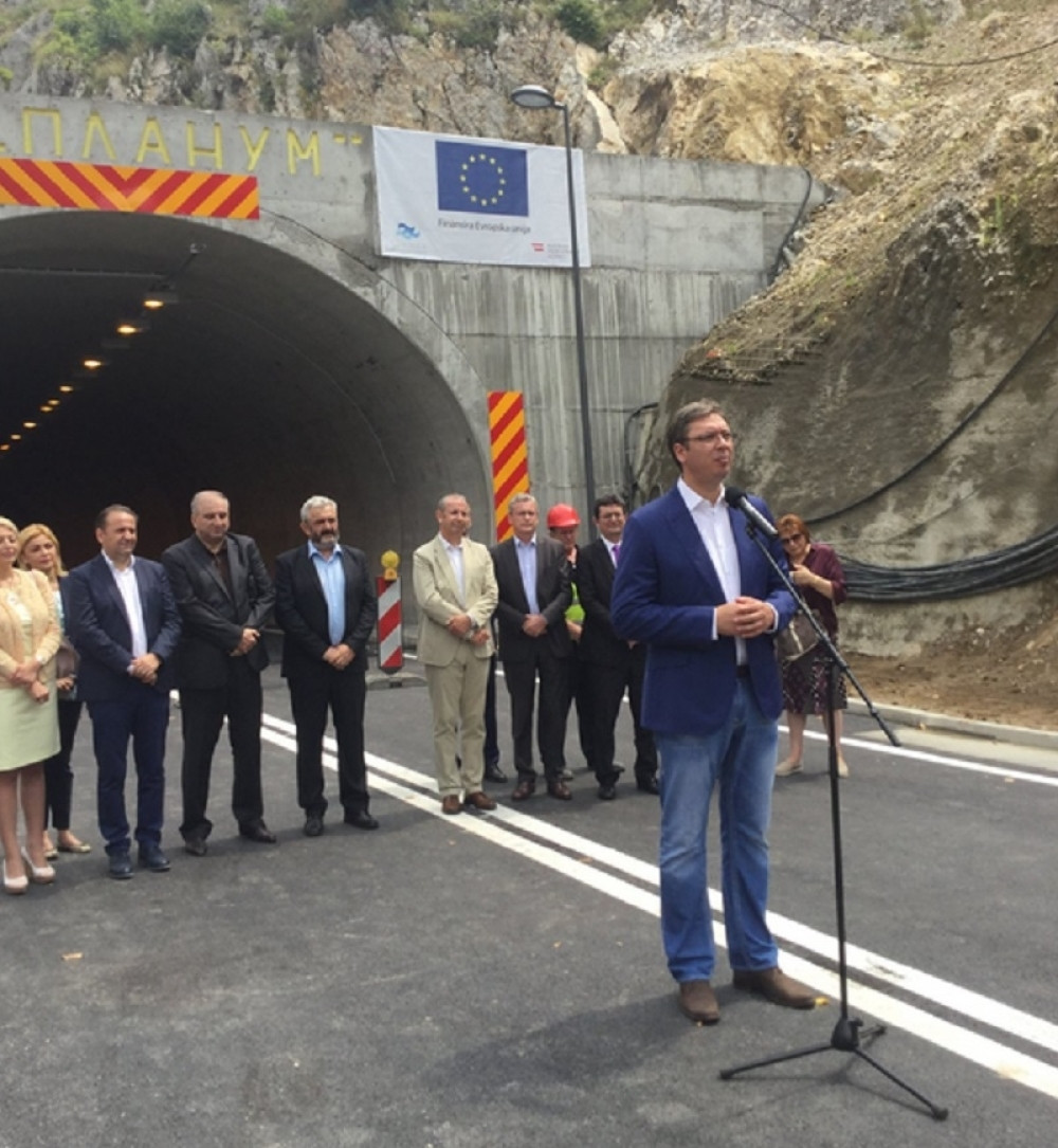 Vučić otvorio tunel i obilaznicu oko Golubačke tvrđave (FOTO)
