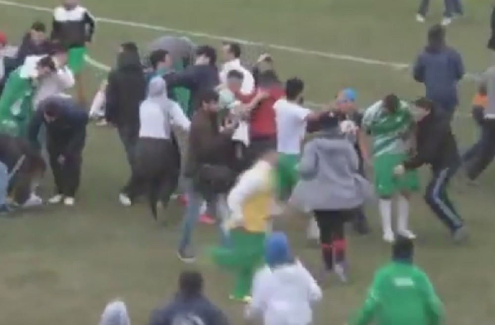 Fudbaleri gazili navijača, pa jedva spasli glavu (VIDEO)