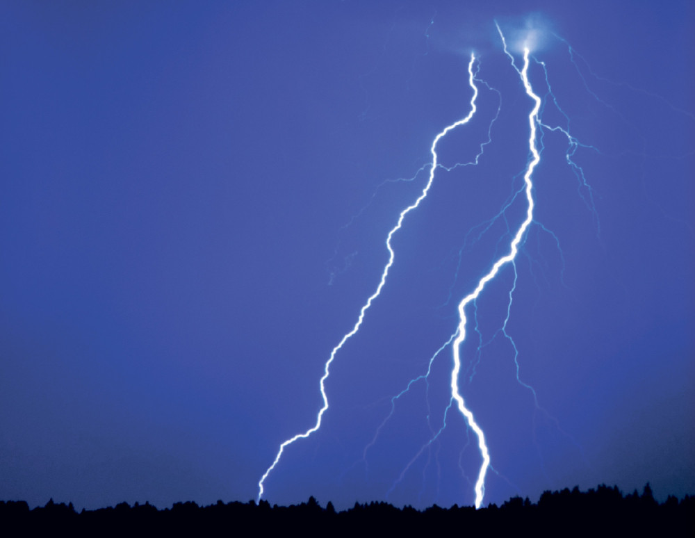 Porodica Tomić iz Pranjanja ostali u šoku, grom udario u dvorište, munja sve spržila, osigurači poiskakali, a aparati pocrkali