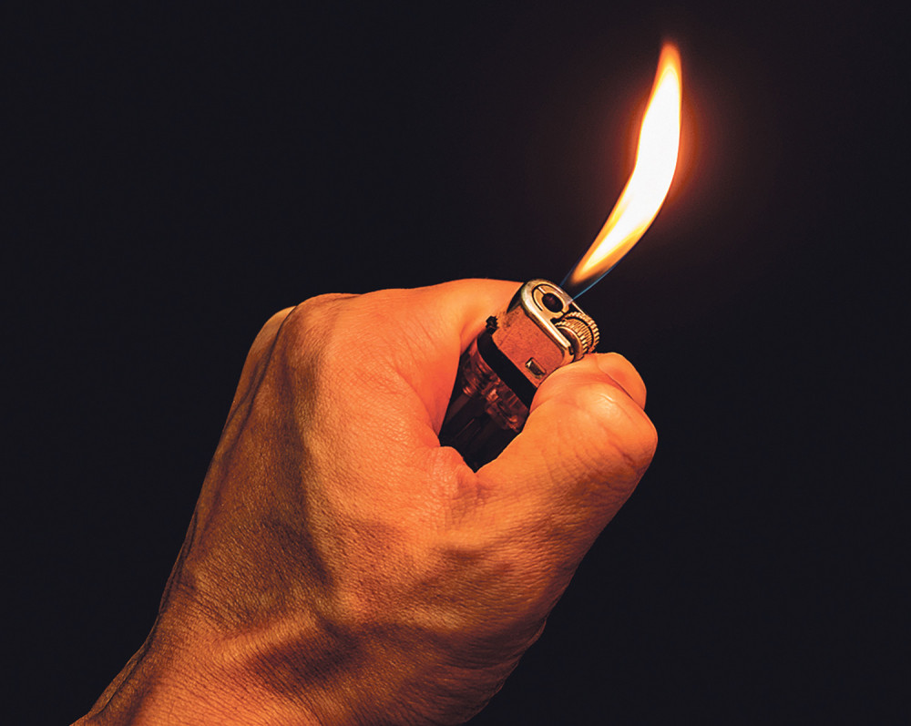 Razređivačem polio majku, pa je zapalio!