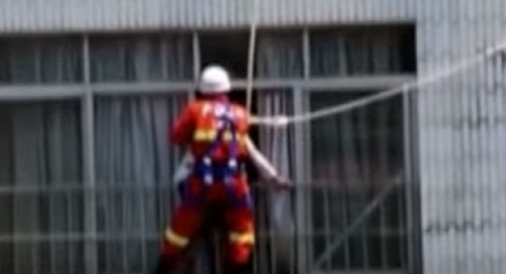 Vatrogasac sprečio trudnicu da skoči sa zgrade (VIDEO)