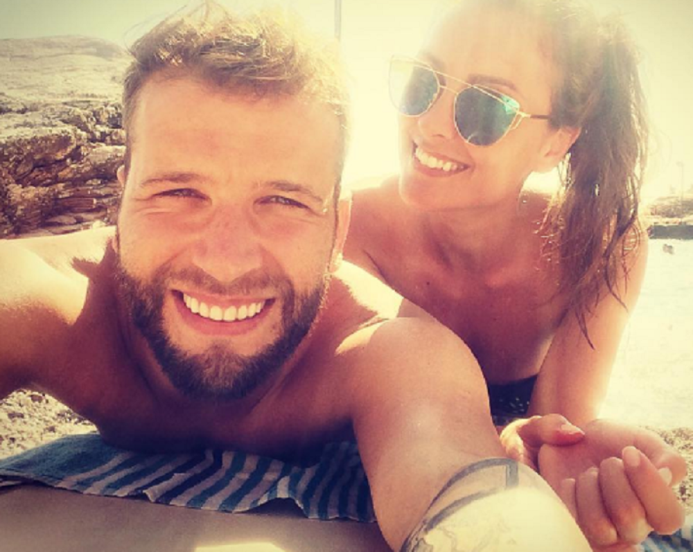 Đokovićeva bivša i pevač zajedno na plaži