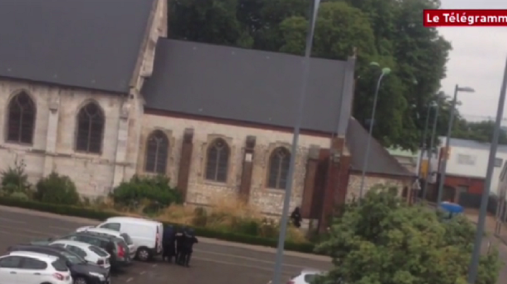 Momenat u kojem policija likvidira ubice sveštenika (VIDEO)