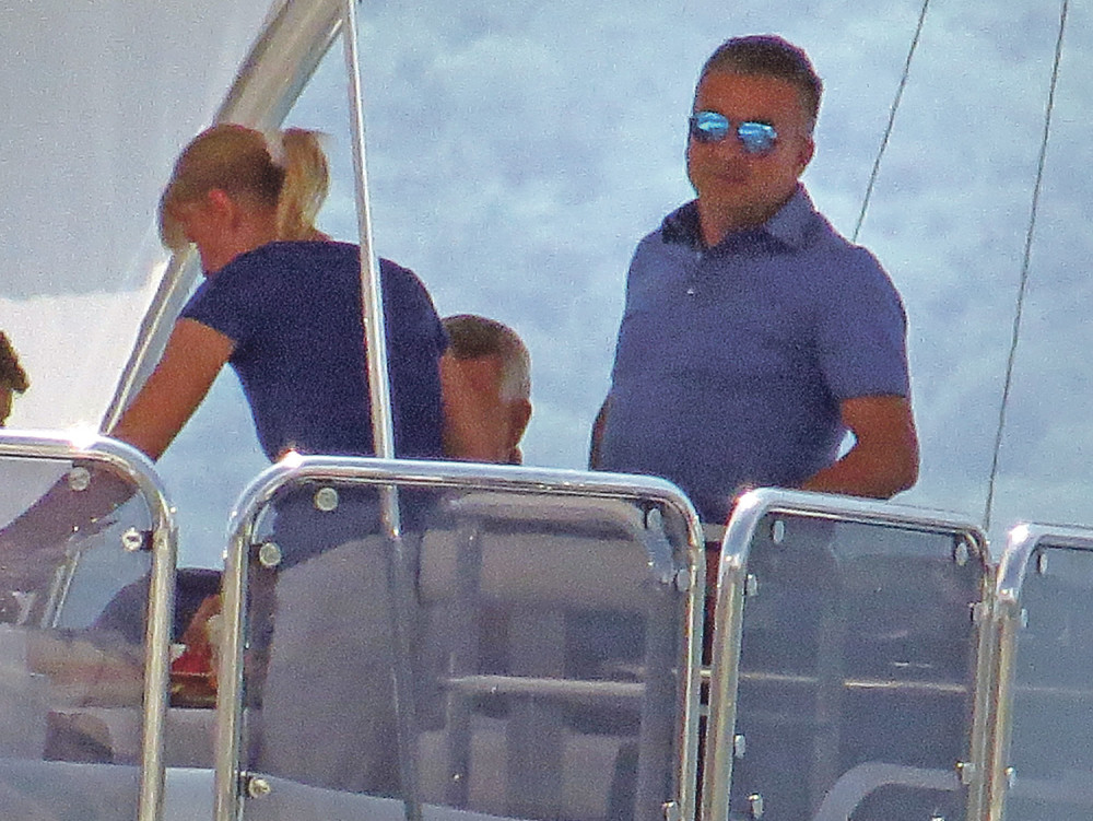 Đoković čuva jahtu ko oči u glavi!