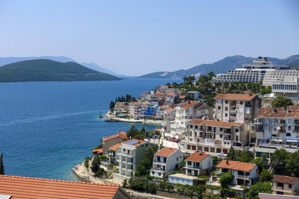 Otišli da letuju na Jadranu, hteli da se parkiraju ispred kafića, usledio OPŠTI HAOS, bežali su kao bez glave!