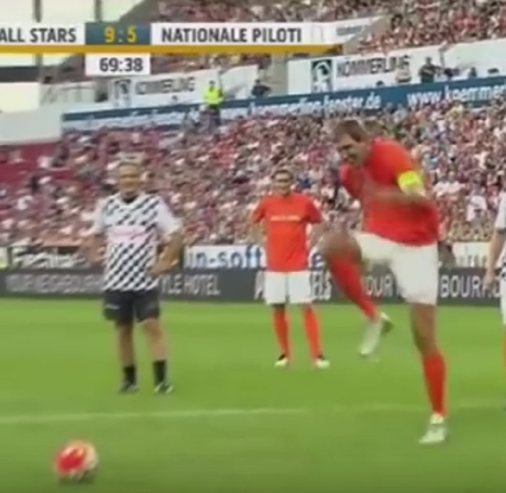 Novicki imitira penal Zaze (VIDEO)