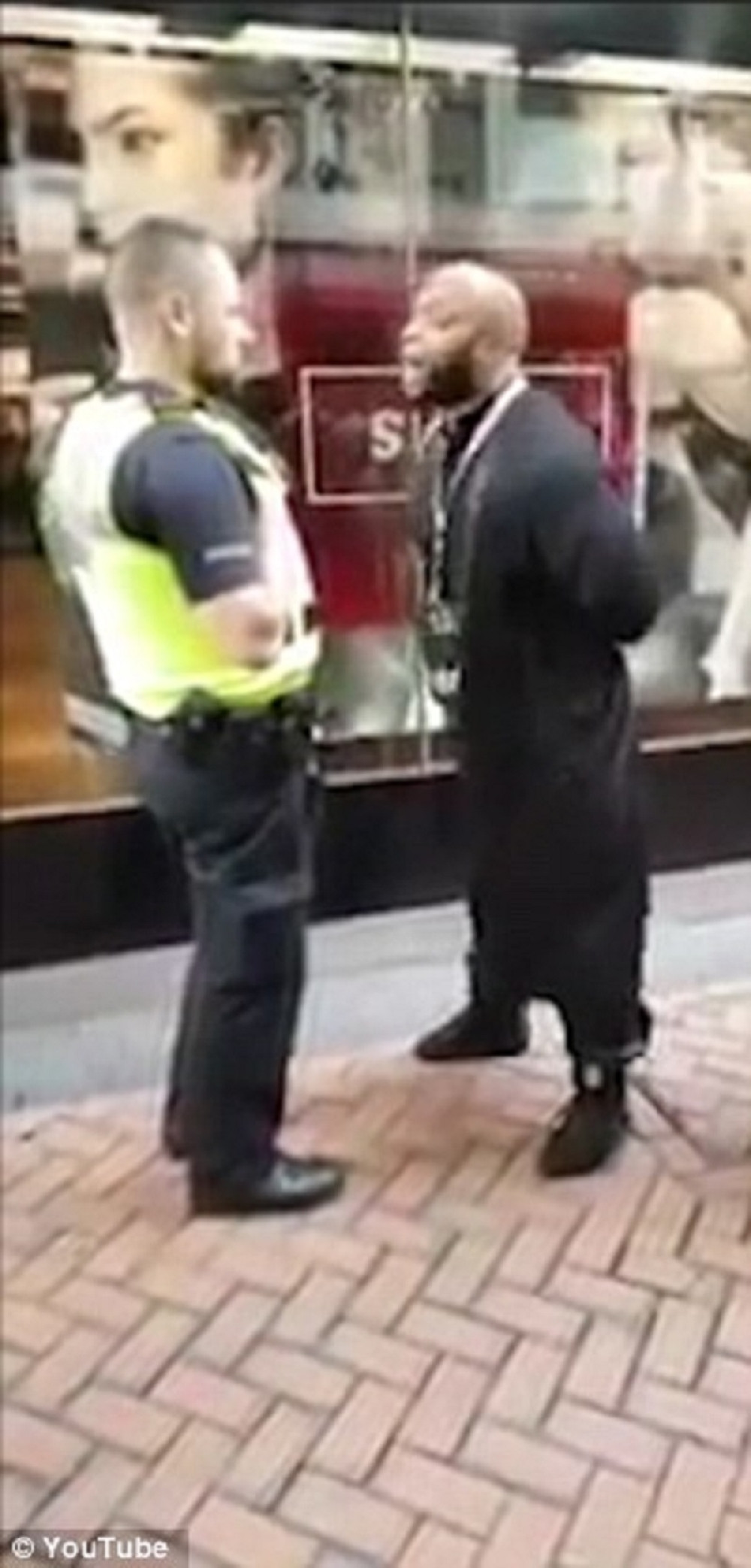 Hodža urla na policajca "Alahu Ekber!" (VIDEO)