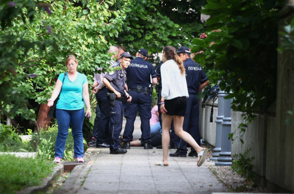 Mladić pao s jednospratne kuće! (FOTO)