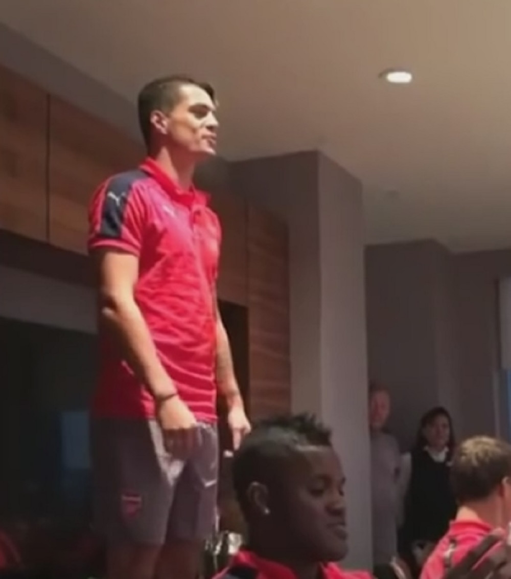 Igrač Arsenala zapevao na albanskom, svi se smejali (VIDEO)