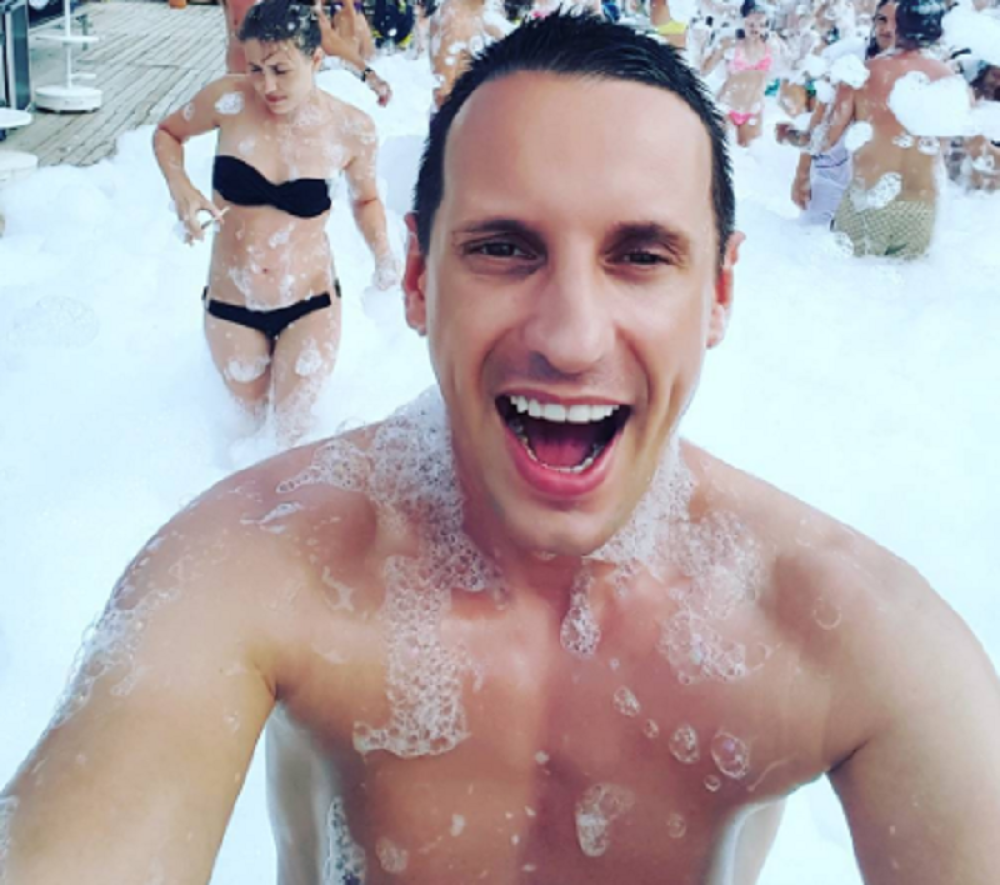 Ovako uživa poznati voditelj (FOTO)