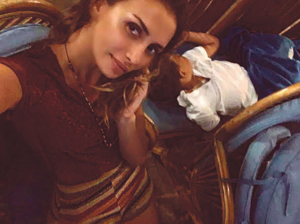 Emina uspavala sina u restoranu