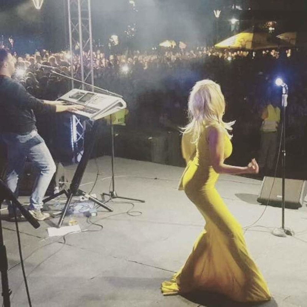 Seksi Nata mikrofonom barata (FOTO i VIDEO)