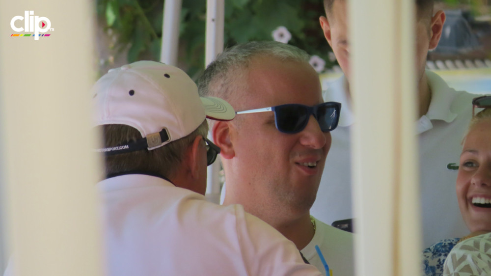 Saša Matić u kafanu i po noći, i po danu (VIDEO)