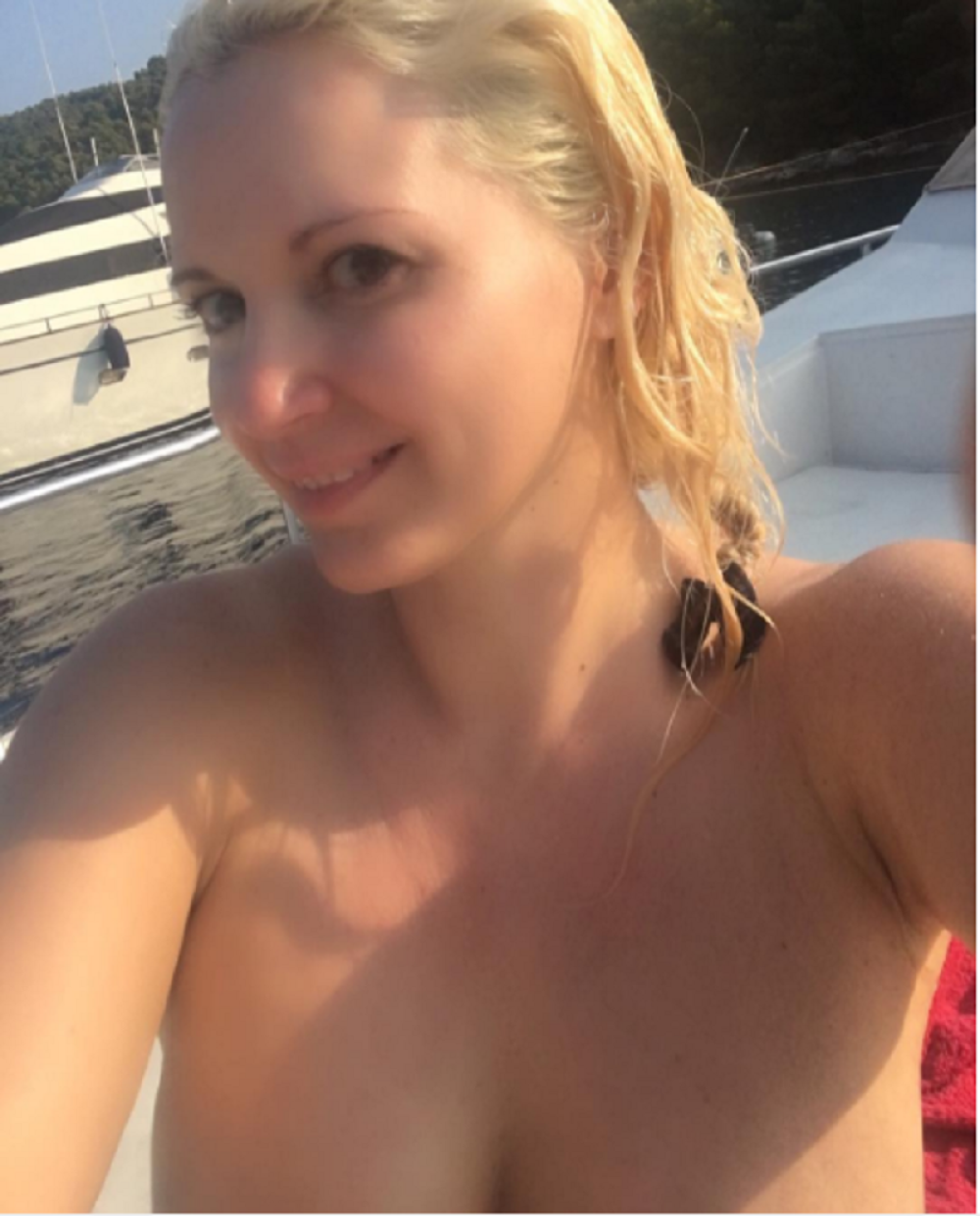 Maja Nikolić gola na jahti