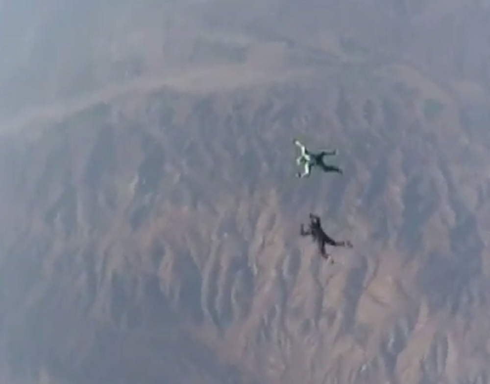 Skočio sa 7.600 metara bez padobrana! (VIDEO)