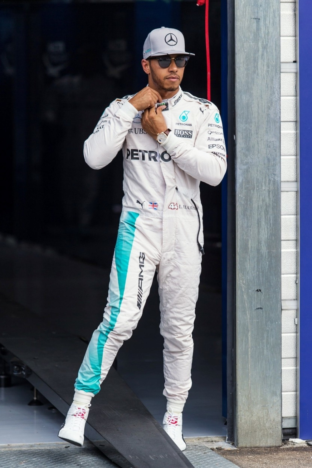 Hamiltonu pol pozicija, Fetelu začelje, izdao ga motor