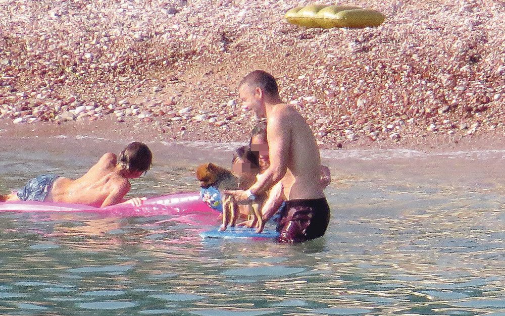 Nikola se brčkao sa psom (VIDEO)