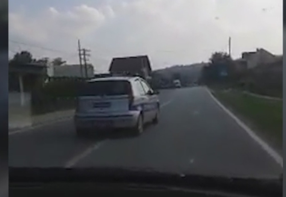 Bahati saobraćajci pretiču na punoj liniji i to kod škole! (VIDEO)