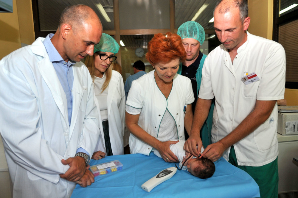 Porodilište u Užicu dobilo aparat za proveru sluha