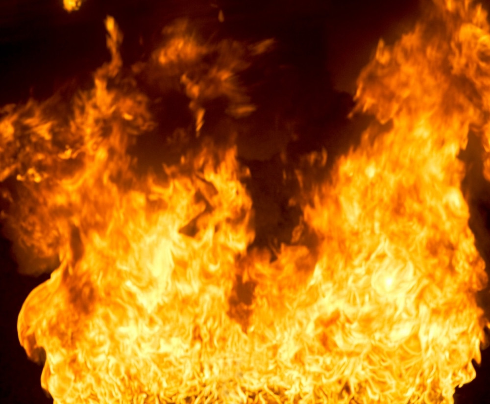 Polio terasu kafane benzinom, pa je zapalio